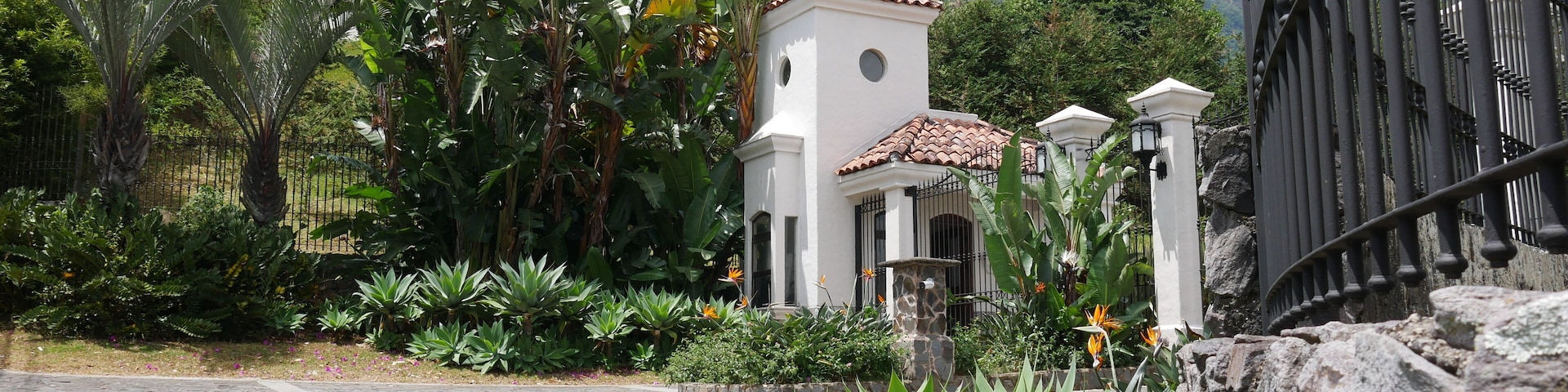 Straße mit Eingang zu Villa in San Antonia bei Escazú in Costa Rica Region San José