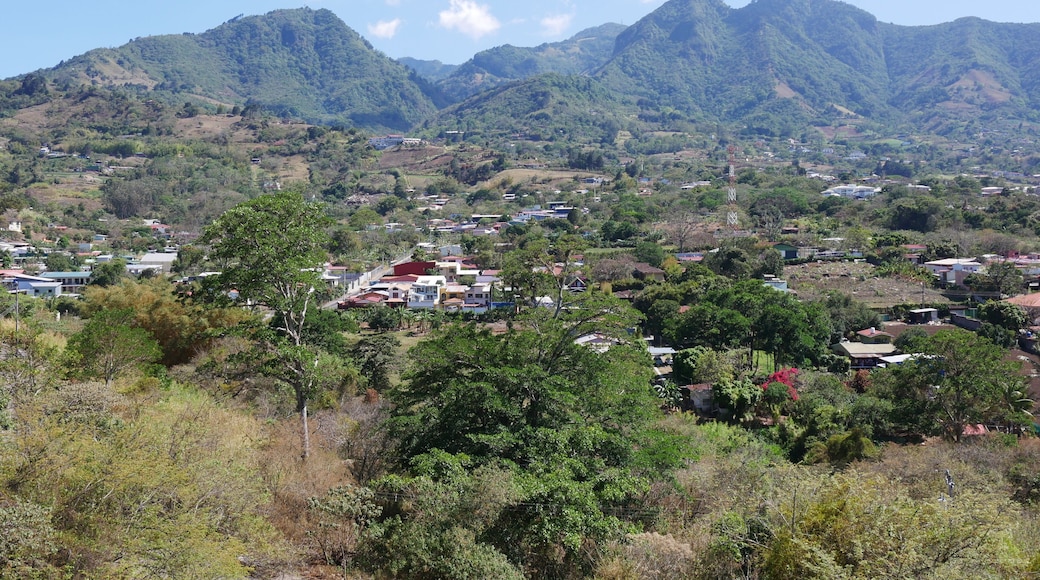 San Antonio bei Escazú in Costa Rica bei San José mit den Bergen von Escazu mit den Gipfeln Cerro Piedra Blanca, San Miguel am Cruz de Ventolera, Bandera und Cedral