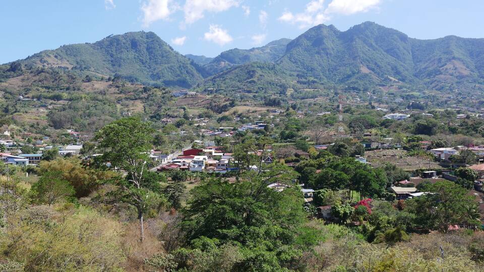 San Antonio bei Escazú in Costa Rica bei San José mit den Bergen von Escazu mit den Gipfeln Cerro Piedra Blanca, San Miguel am Cruz de Ventolera, Bandera und Cedral