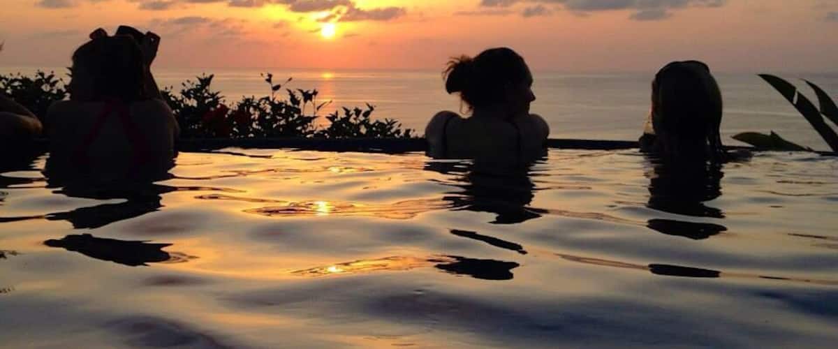 A beautiful infinity pool overlooking the ocean. A perfect happy hour/sunset place. $16 to use the pool, but the money is credited to your bar tab.
www.rebeccasroutes.com