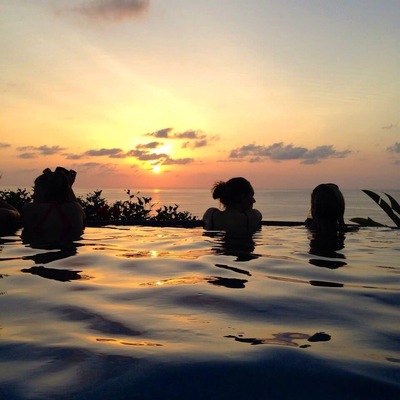 A beautiful infinity pool overlooking the ocean. A perfect happy hour/sunset place. $16 to use the pool, but the money is credited to your bar tab.
www.rebeccasroutes.com