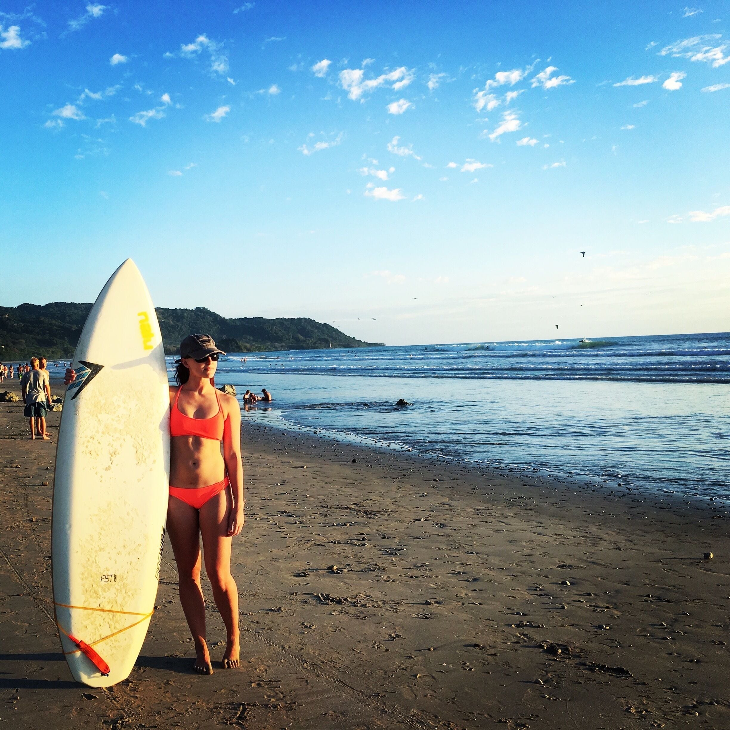 #hangten 🏄🏼‍♀️ catching waves on #bananabeach in #santateresa #costarica 🌺 #BeachBound is the only way to be 🤙🏻