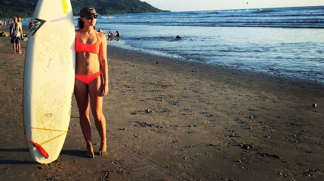 #hangten 🏄🏼♀️ catching waves on #bananabeach in #santateresa #costarica 🌺 #BeachBound is the only way to be 🤙🏻