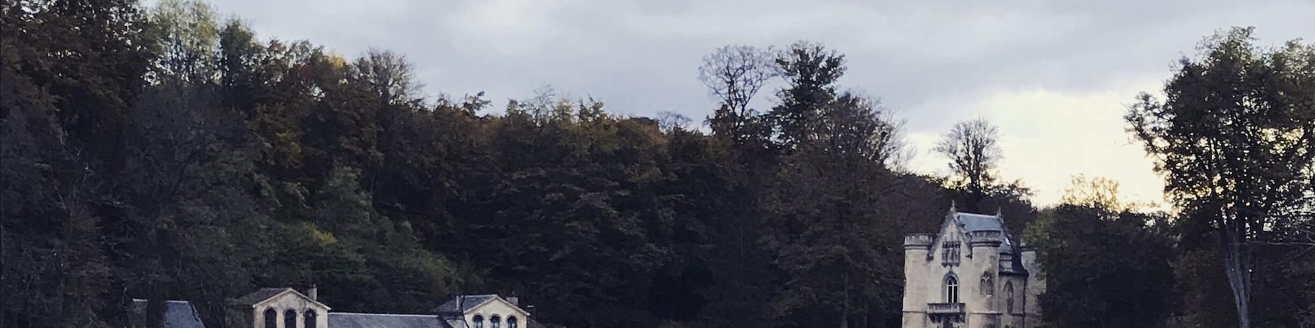 Un petit château qui se cache dans un village de Picardie, à découvrir au bout de plusieurs étangs! Une belle ballade sur les sentiers au bords des étangs entre faunes et flore, avant de découvrir ce petit château !