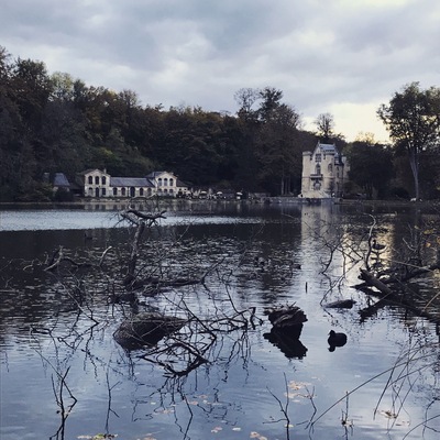 Un petit château qui se cache dans un village de Picardie, à découvrir au bout de plusieurs étangs! Une belle ballade sur les sentiers au bords des étangs entre faunes et flore, avant de découvrir ce petit château !