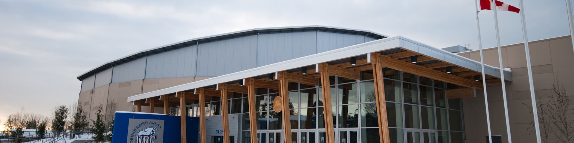 Estadio deportivo Doug Mitchell Thunderbird ofreciendo nieve