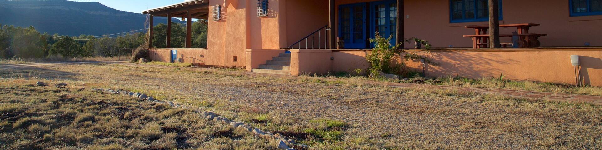 Northern New Mexico showing street scenes