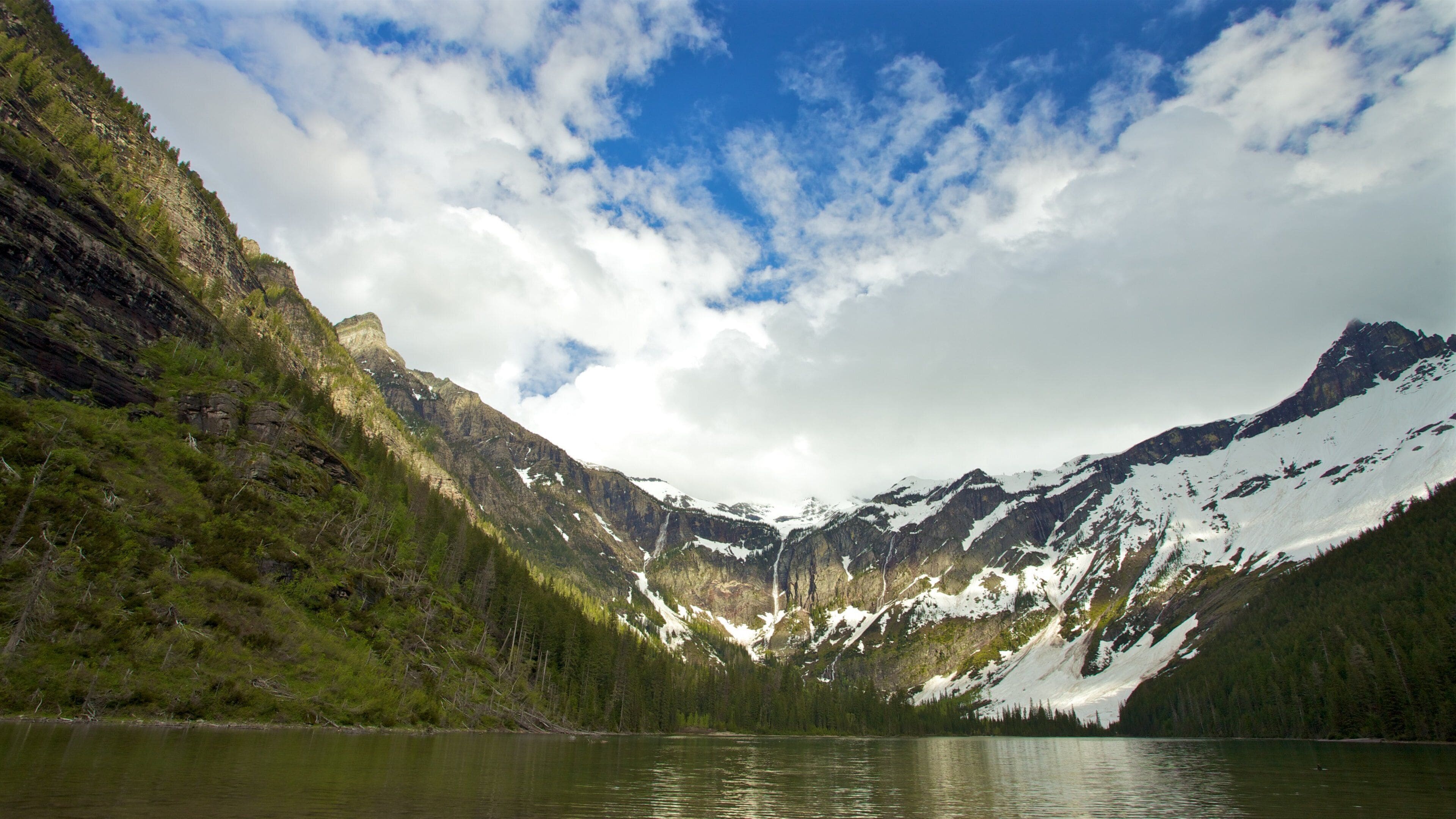 Western Montana toont een meer of poel en sneeuw