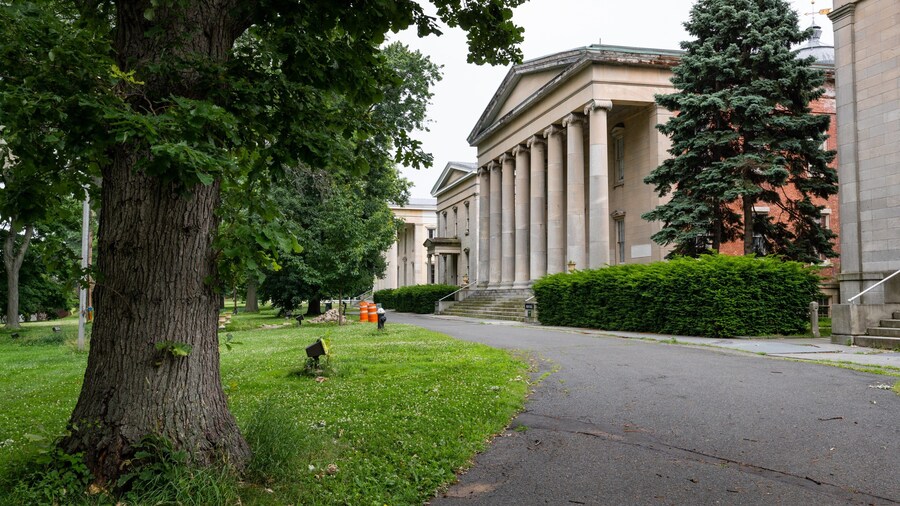 Snug Harbor Cultural Center and Botanical Garden which includes a park and heritage architecture