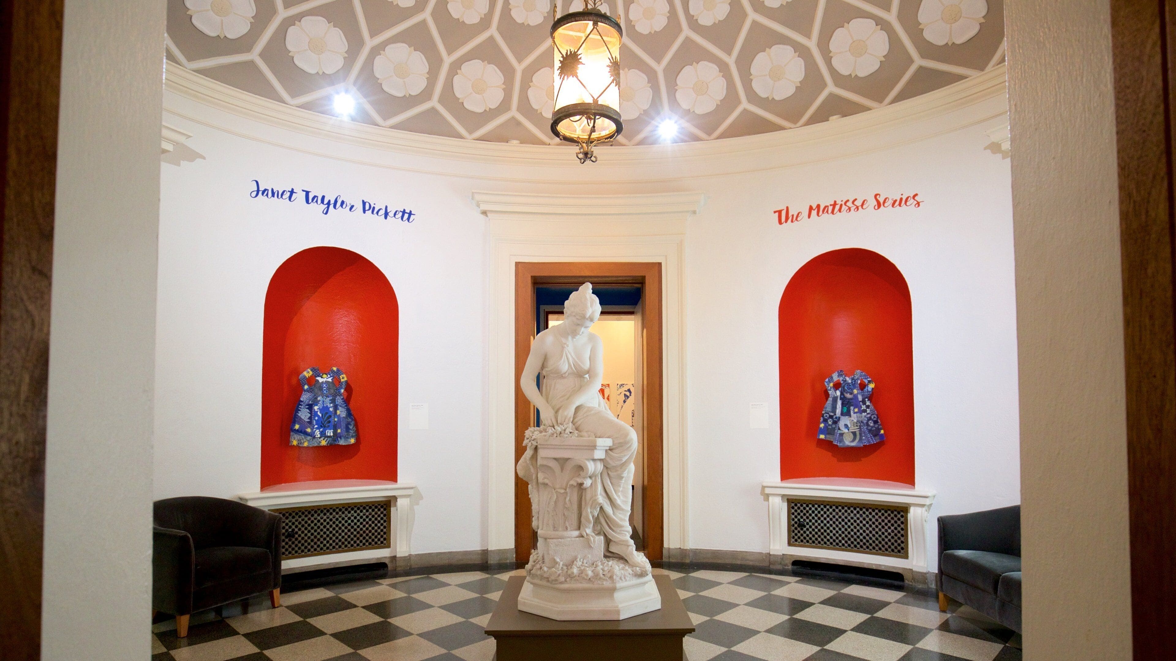 Museo de Arte de Montclair ofreciendo elementos del patrimonio, una estatua o escultura y vistas interiores