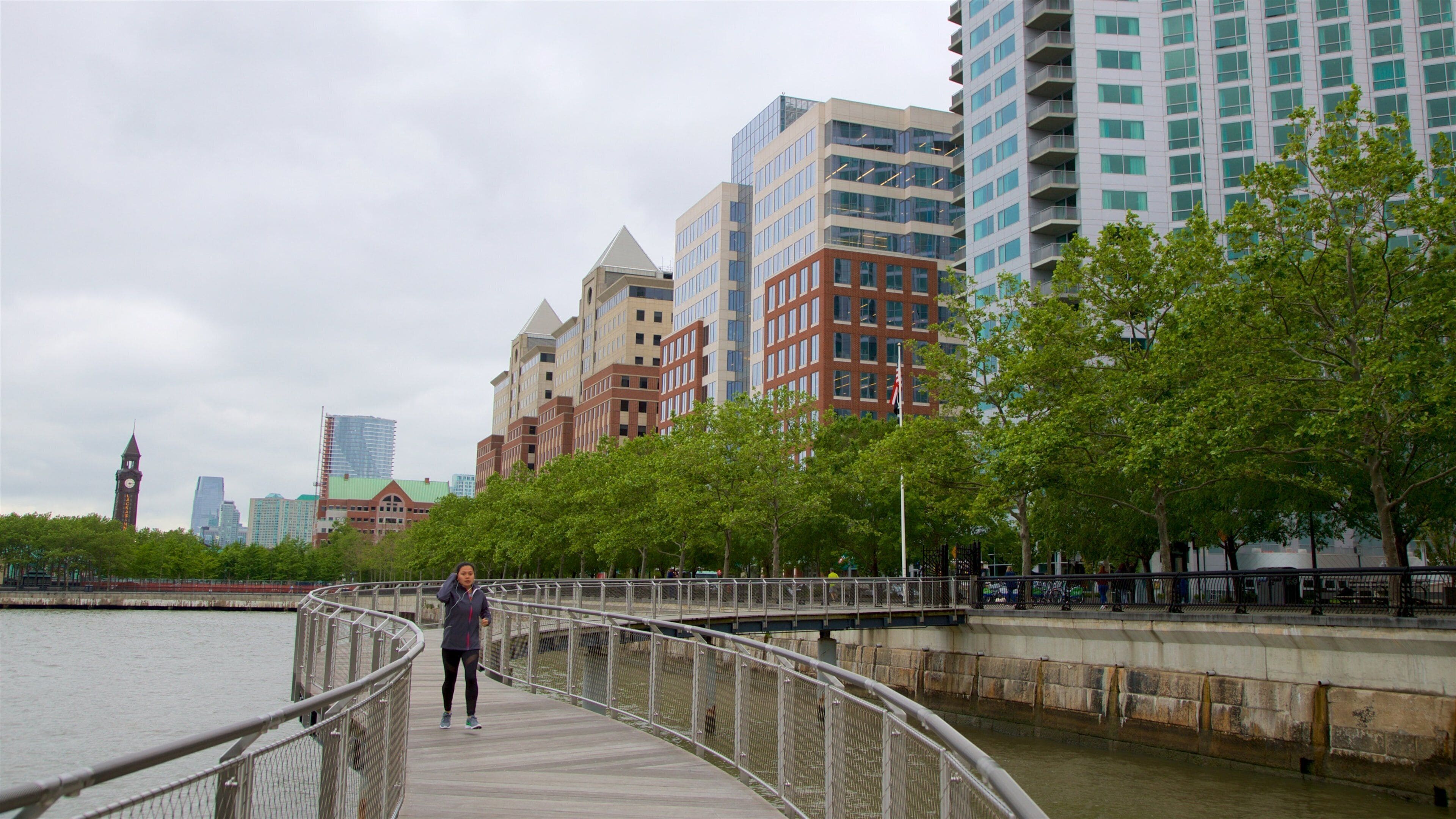 Parque Pier A ofreciendo escenas cotidianas, un río o arroyo y una ciudad