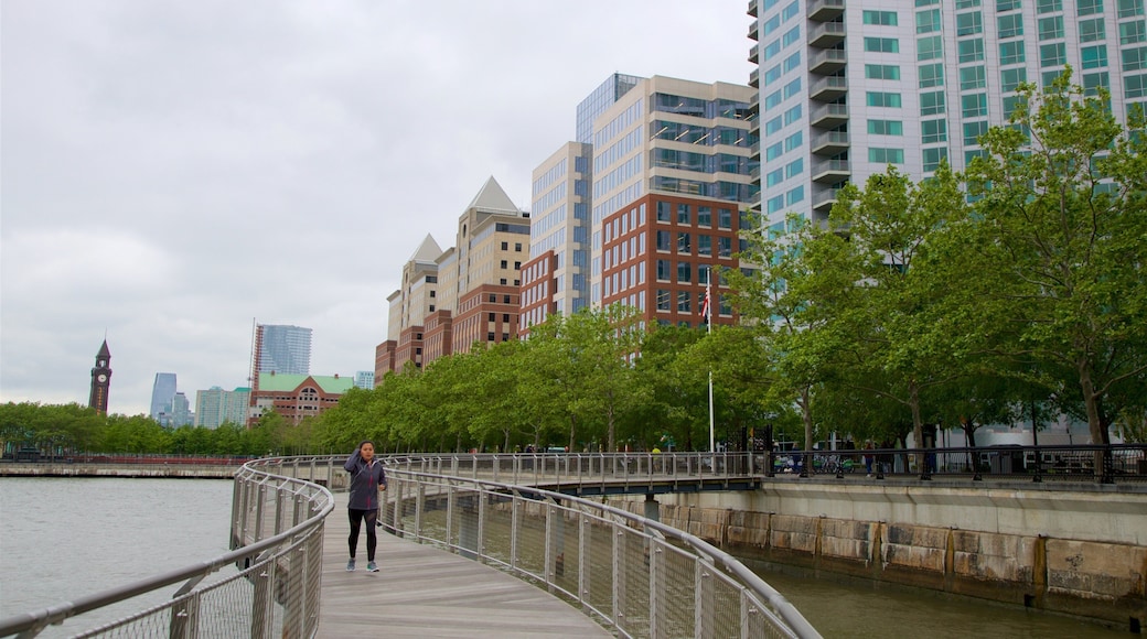 Parque Pier A ofreciendo escenas cotidianas, un río o arroyo y una ciudad