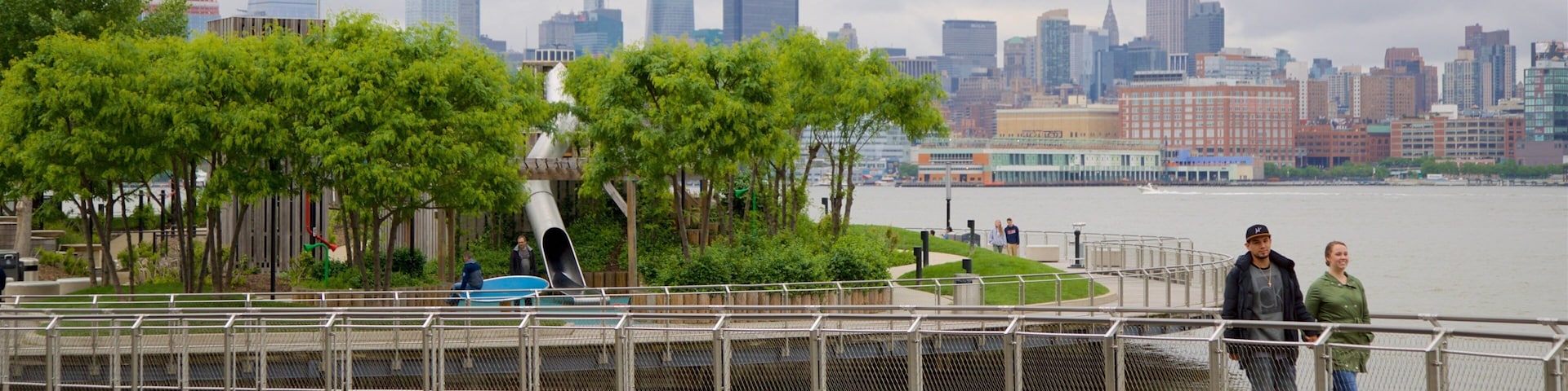 Pier A Park que inclui uma ponte, um rio ou córrego e uma cidade
