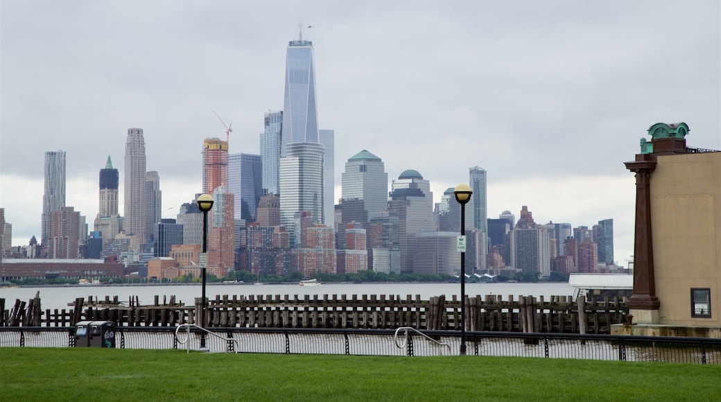 Parque Pier A mostrando un río o arroyo, una ciudad y un jardín
