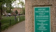 Un panneau indiquant l’entrée du parc historique de Van Vorst, avec les heures d’ouverture et le règlement du parc.