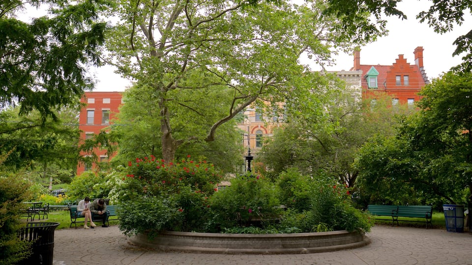 Van Vorst Park mostrando un jardín y flores salvajes y también una pareja