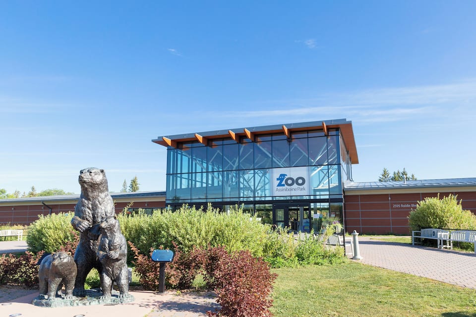 Edifici de zoo amb una estàtua d'ós a la façana.