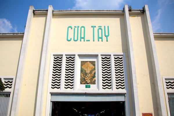 Ben Thanh Market featuring signage and markets