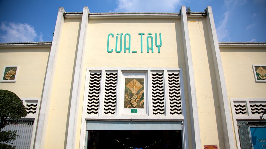 Ben Thanh Market featuring signage and markets