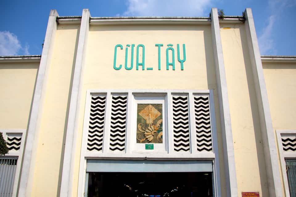 En byggnad med skylten ”CUA-TAY” ovanför ingången.