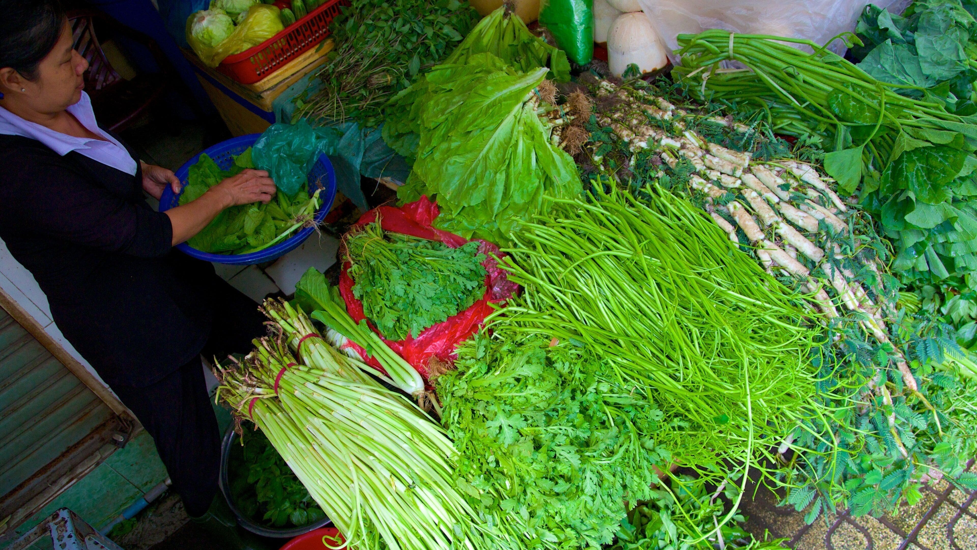 Mercado de Ben Thanh mostrando mercados e comida