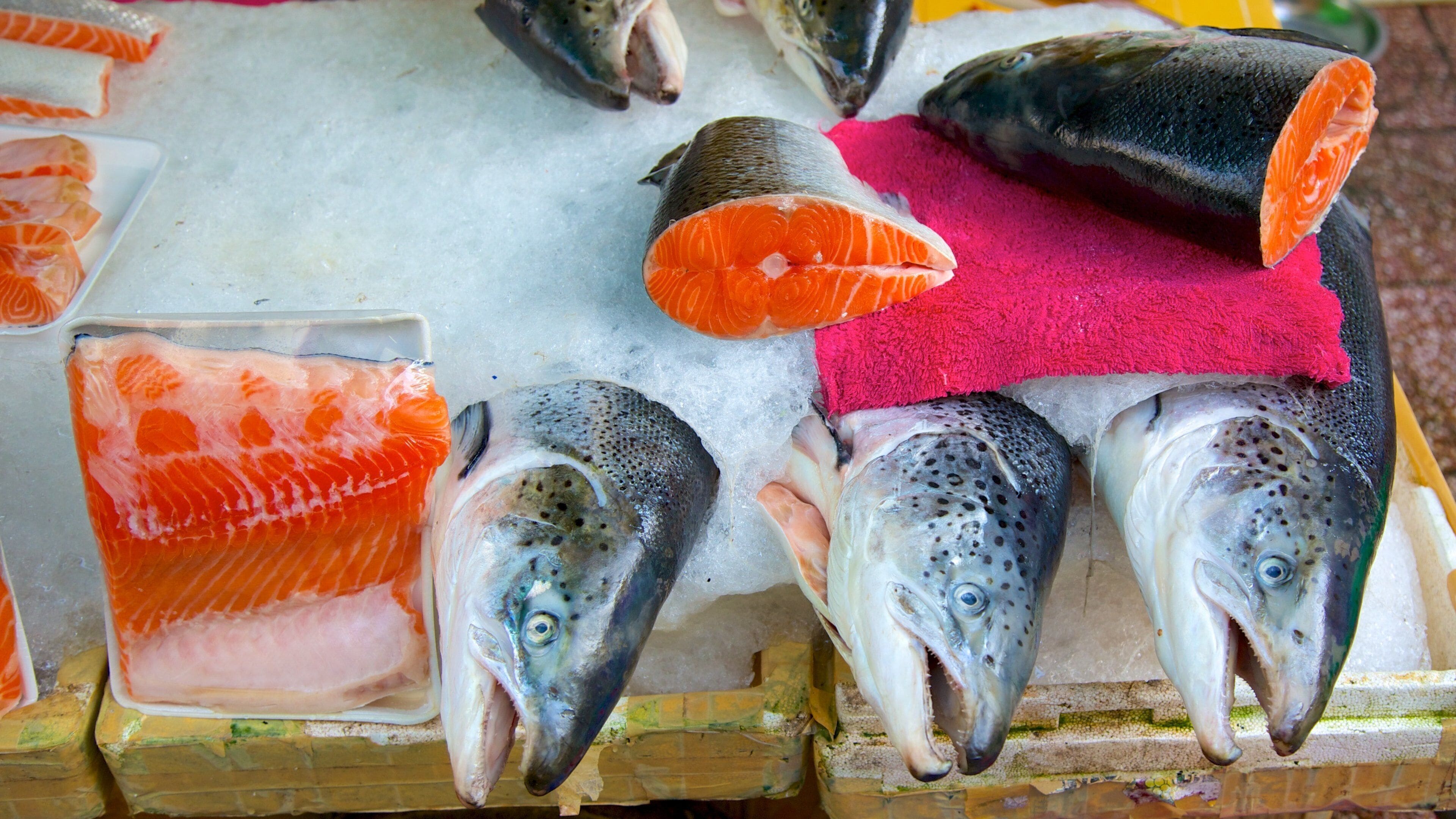 Mercado de Ben Thanh caracterizando comida e mercados