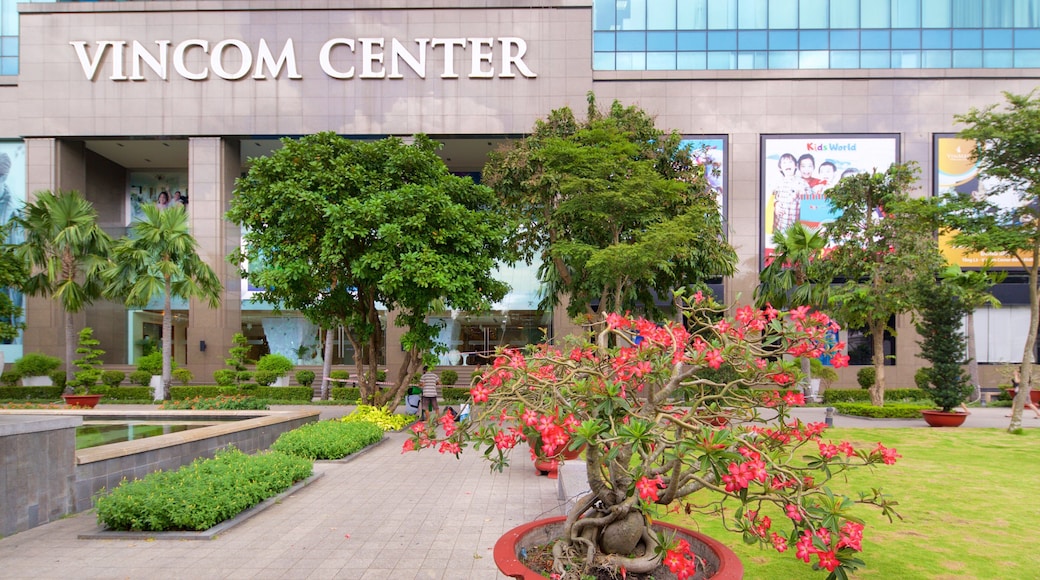 Einkaufszentrum Vincom Center welches beinhaltet Blumen und Beschilderung