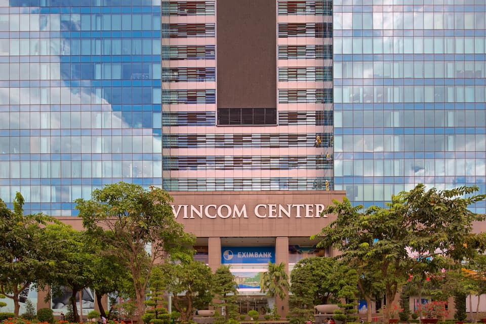 Um edifício moderno com a placa