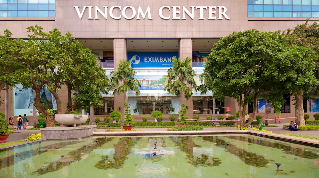 Einkaufszentrum Vincom Center mit einem Springbrunnen und Beschilderung