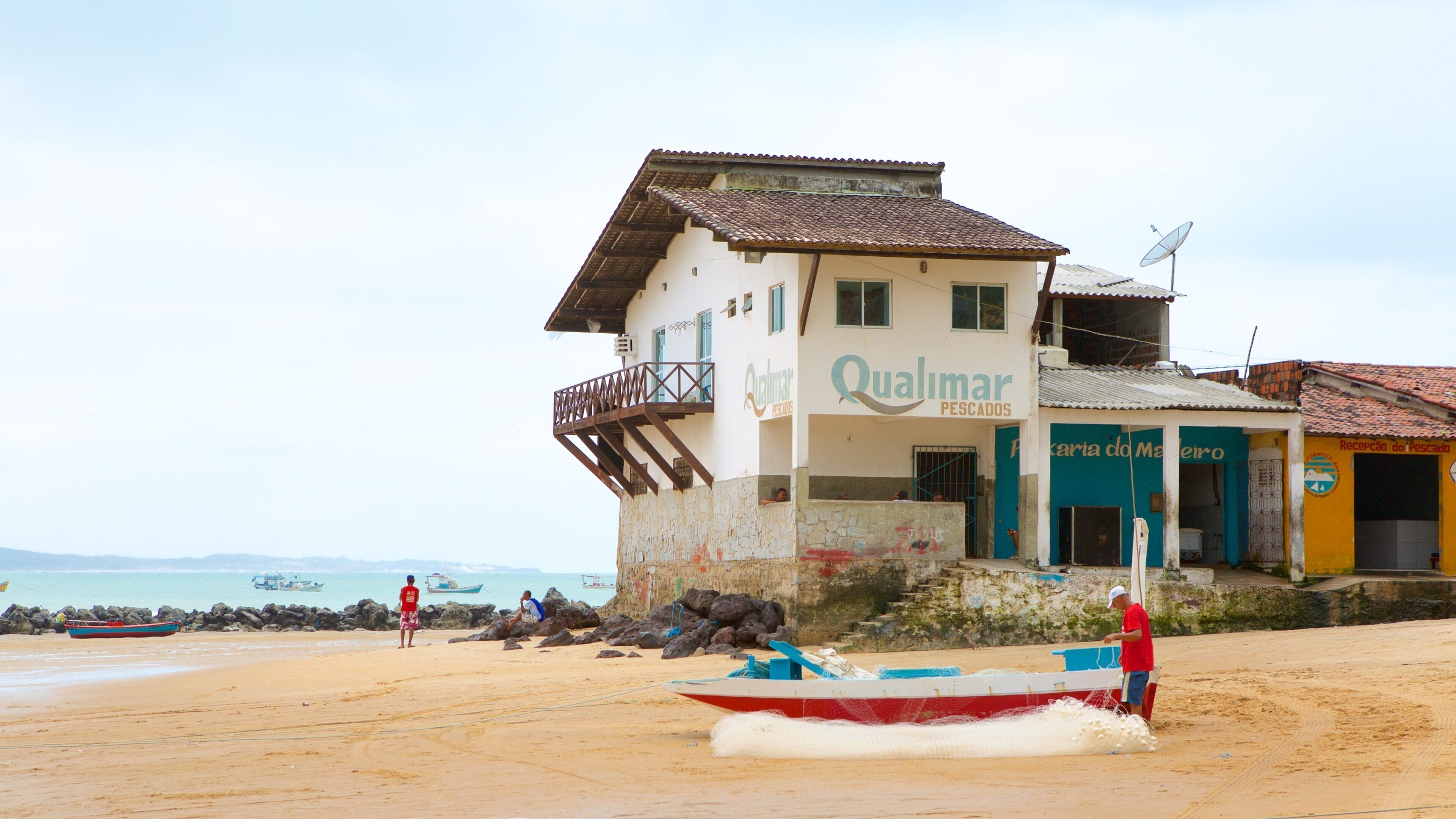 Bahía Formosa mostrando vistas generales de la costa, una playa y pesca