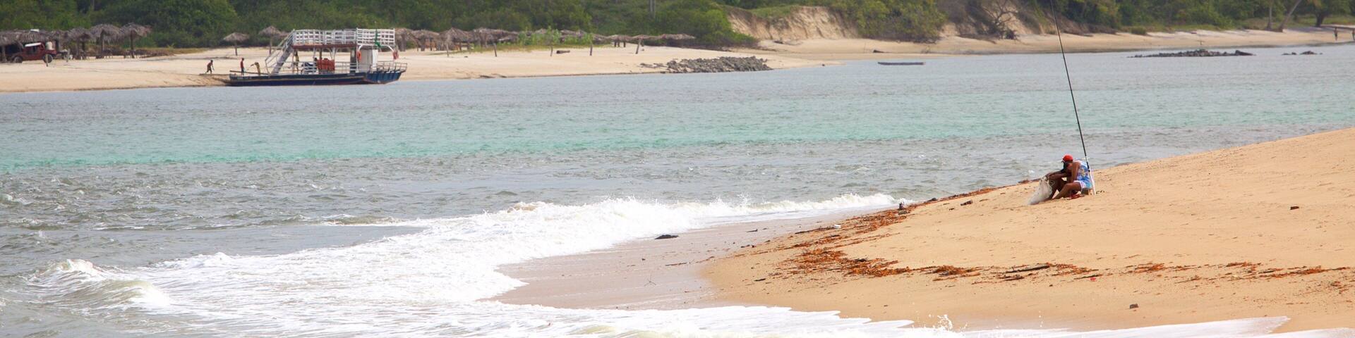 Barra do CunhaĂș welches beinhaltet Sandstrand, allgemeine KĂŒstenansicht und Angeln
