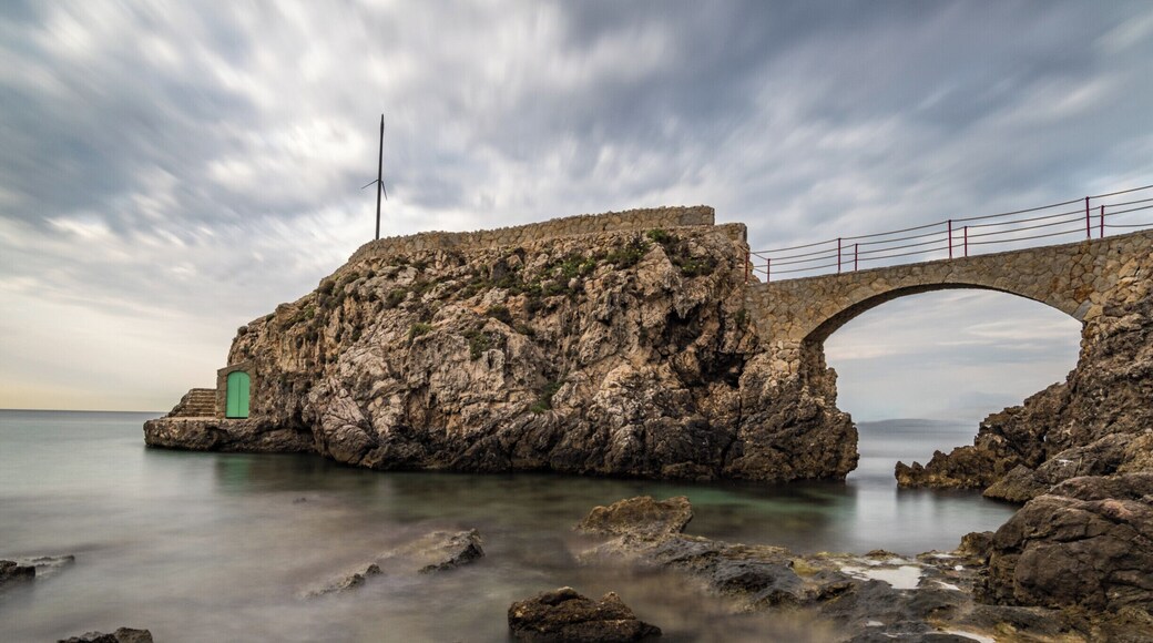 At the end of the beach is this cliff, the picture must be taken in the morning when there are clouds