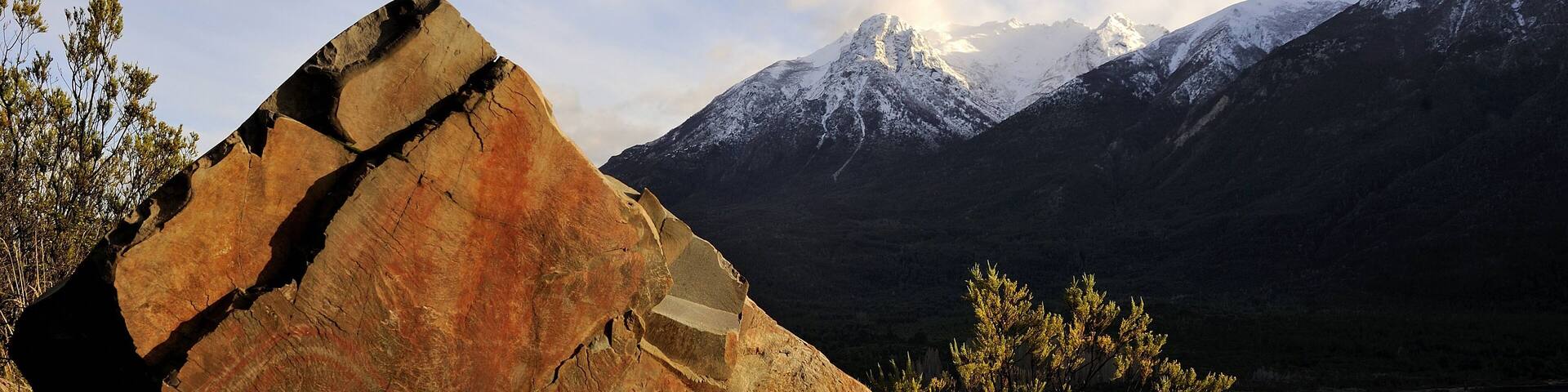 JULIO 2010, LAGO EPUYEN QUE PERTENECE AL PARQUE MUNICIPAL PUERTO BONITO. Roca que conserva pinturas de los pueblos nativos. PROVINCIA DE CHUBUT (ARGENTINA) FOTO: LINO GONZALEZ