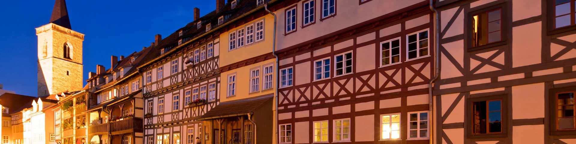 Krämerbrücke mostrando elementos de patrimônio e cenas noturnas