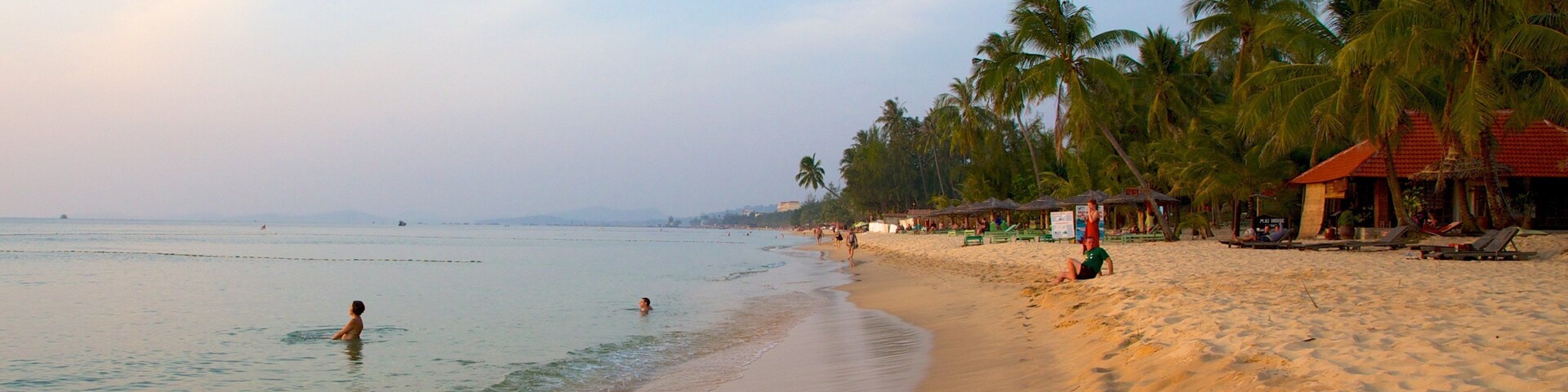 Praia de Phu Quoc que inclui uma praia e cenas tropicais