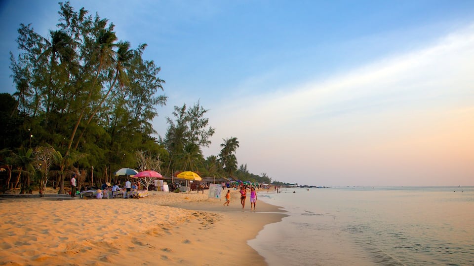 Phu Quoc Beach showing tropical scenes and a beach