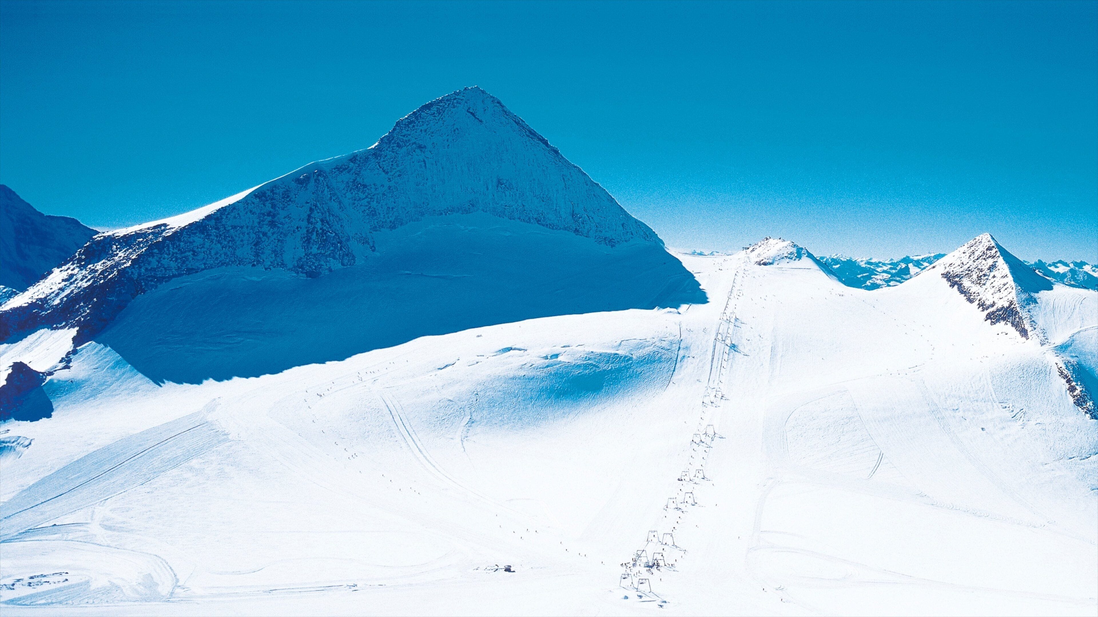 Skigebiet Hintertuxer Gletscher welches beinhaltet Berge und Schnee
