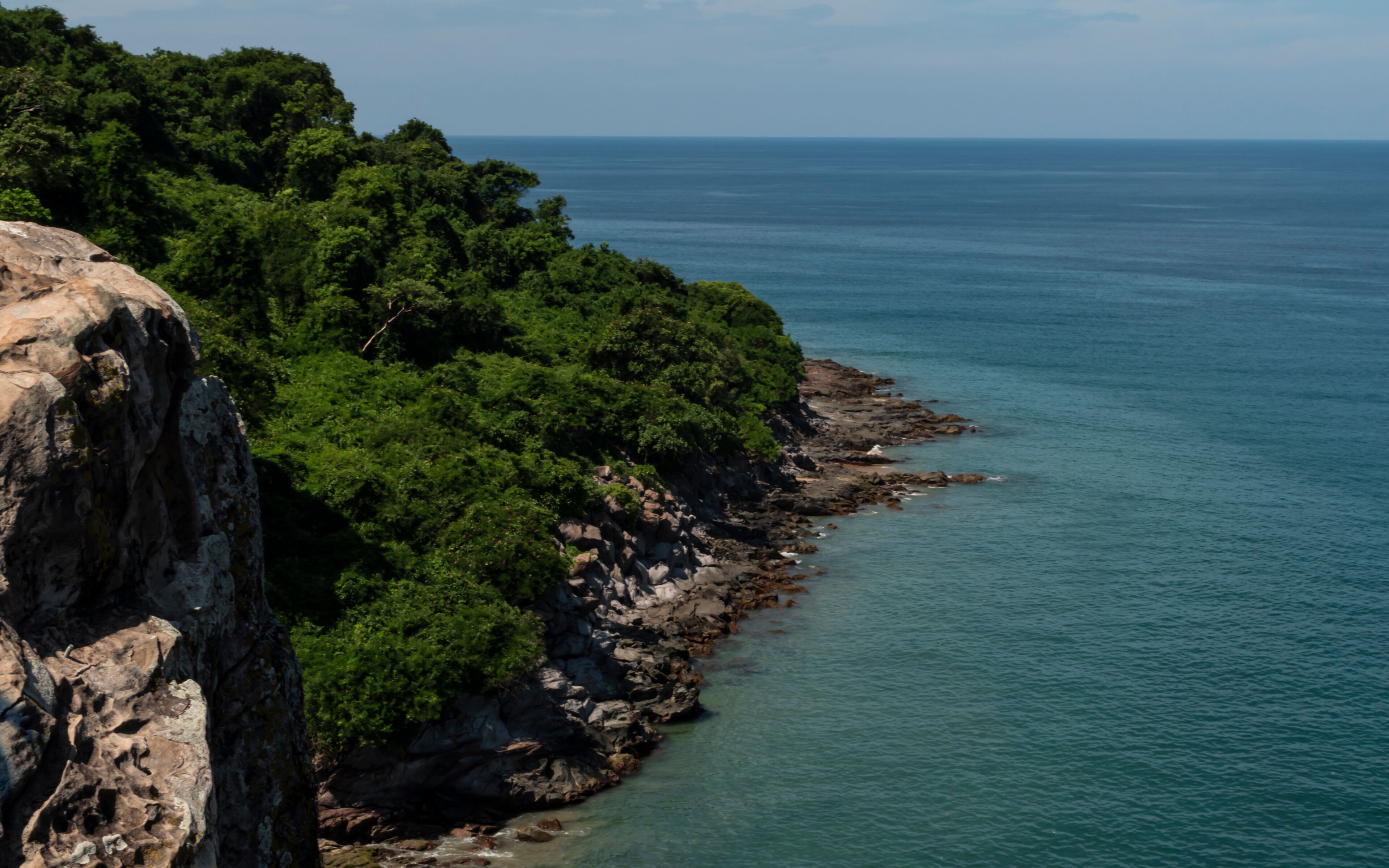 Sea ​​view from a cliff