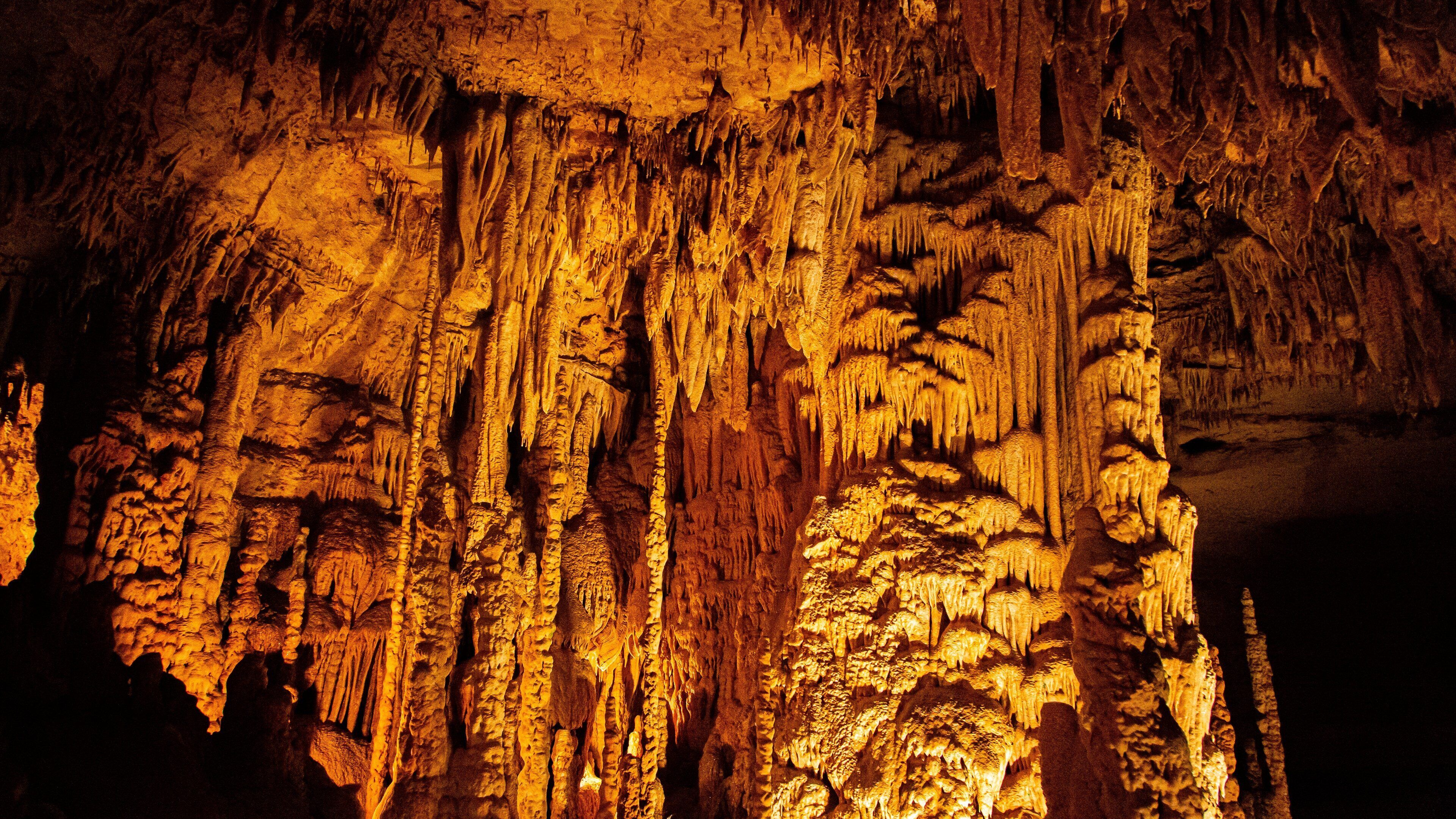 Eine Höhle mit Stalaktiten und Stalagmiten.