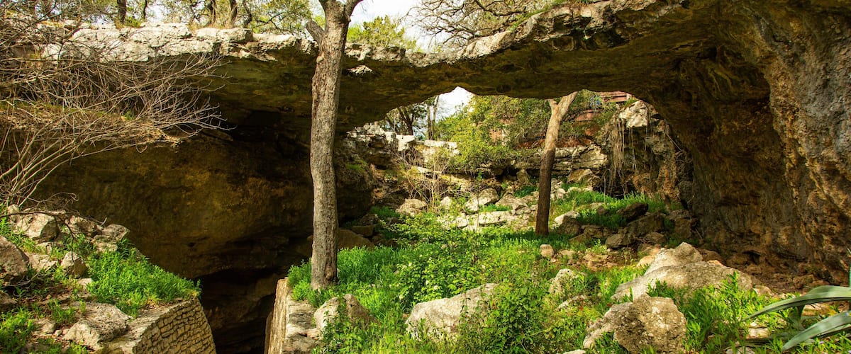 Natural Bridge Caverns which includes tranquil scenes