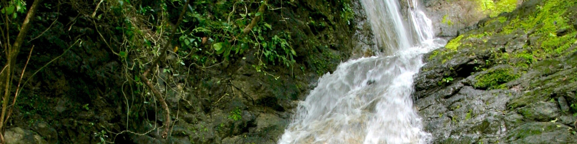 Costa Rica caracterizando uma cachoeira