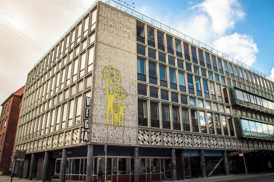 Een modern gebouw met grote ramen en een opvallend gevelontwerp.