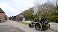Una locomotiva a vapore in una stazione merci con un edificio in mattoni con la scritta 'Blists Hill Goods Station'.