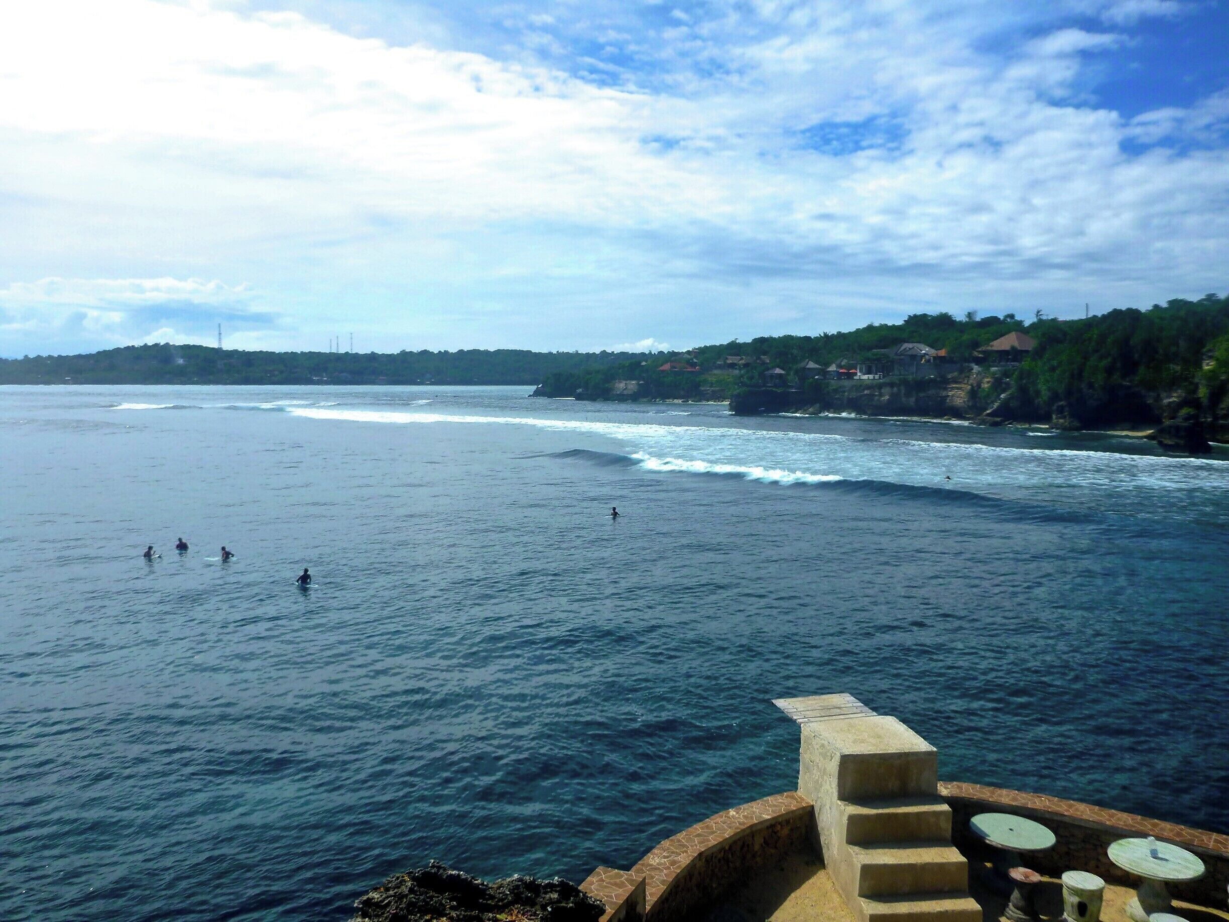 A really cool warung & bar called Mahana Point on Nusa Cenigan.

Watch surfers below and jump off the diving board into the ocean.

#indonesia #nusacenigan #beach