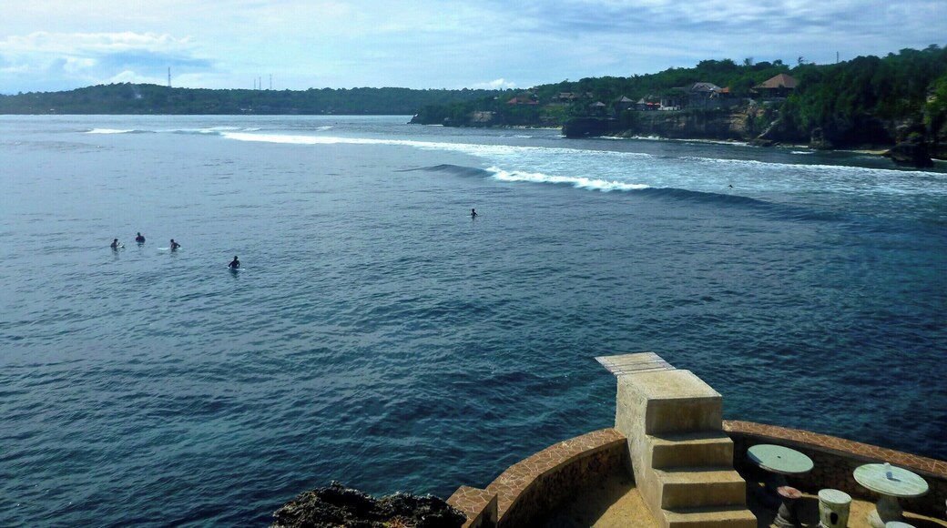A really cool warung & bar called Mahana Point on Nusa Cenigan.
Watch surfers below and jump off the diving board into the ocean.
#indonesia #nusacenigan #beach