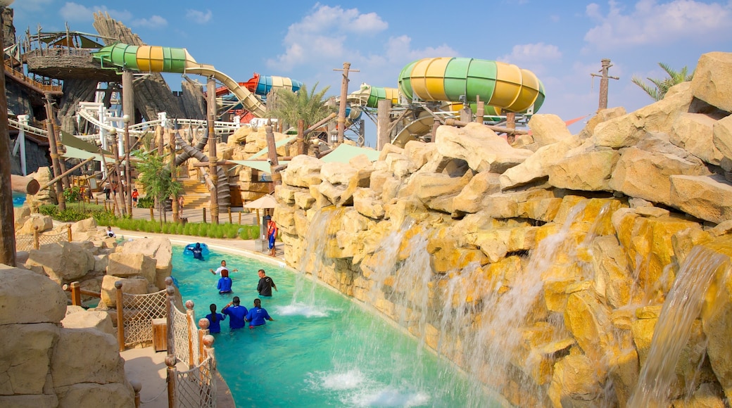 Parc aquatique Yas Waterworld montrant parc aquatique et piscine