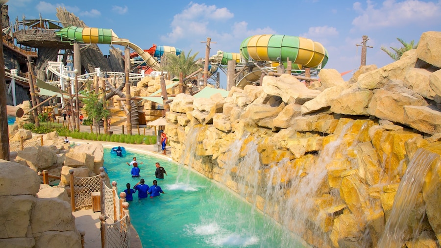 Parc aquatique Yas Waterworld montrant parc aquatique et piscine