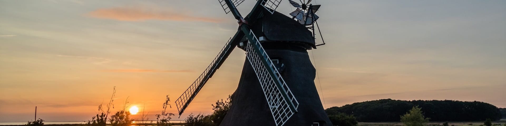 Die MĂŒhle Charlotte im Sonnenuntergang im Geltinger Birk