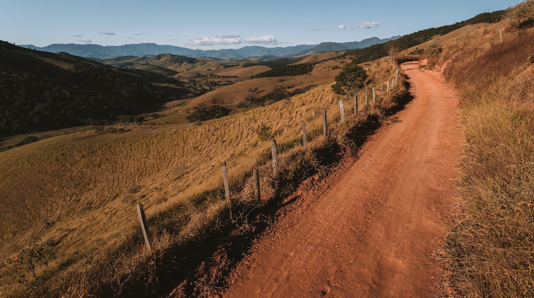 Passa Quatro, Minas Gerais, Brasil: Estrada segundária entre os municípios de Virginha e Passa Quatro na Serra da Mantiqueira com vista da Serra Fina