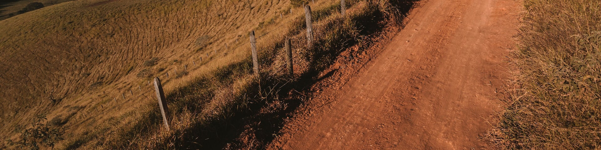 Passa Quatro, Minas Gerais, Brasil: Estrada segundária entre os municípios de Virginha e Passa Quatro na Serra da Mantiqueira com vista da Serra Fina